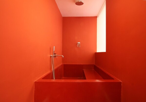Combined shower/bathtub, hair dryer, bidet, towels