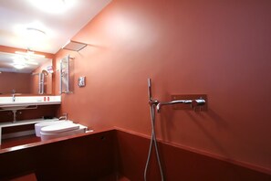 Combined shower/bathtub, hair dryer, bidet, towels