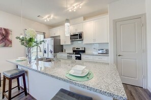 Geladeira, micro-ondas, fogão, cooktop