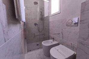 Douche, sèche-cheveux, bidet, serviettes fournies