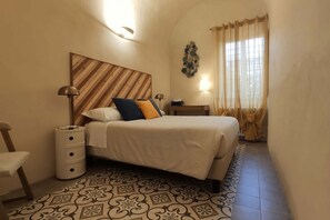 1 bedroom, in-room safe, desk, iron/ironing board - Lo Strullo - Ground Floor Suite (Pisa)