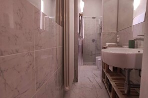 Dusche, Haartrockner, Bidet, Handtücher