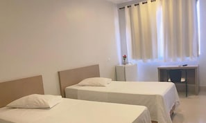Habitación Deluxe con 2 camas individuales | Espacio para trabajar con laptop, wifi gratis y ropa de cama 