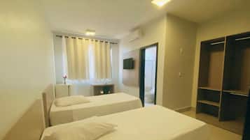 Quarto duplo luxo | Espaço de trabalho para notebook, Wi-Fi de cortesia, roupa de cama