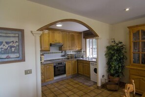Fridge, microwave, oven, stovetop - HOUSE PLAYA DE CESANTES. (CESANTES)