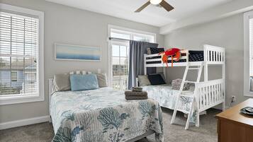 4 slaapkamers, een bureau, een strijkplank/strijkijzer, reisbedje