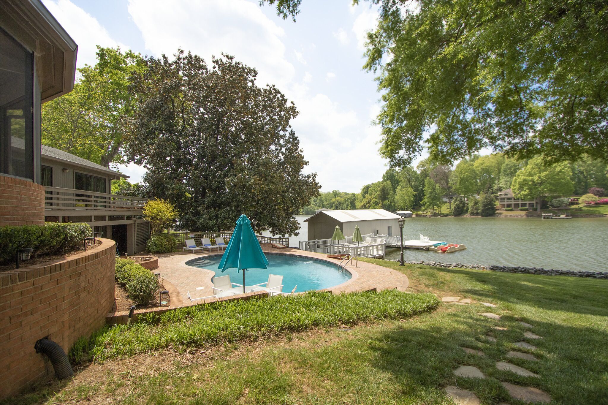 Lakefront Retreat: Pool, Hot tub, Screened Porch & Privacy