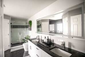 Combined shower/bathtub, hair dryer, towels - Villa Blue Horizon - You Deserve A Little Sunshine (CAPE CORAL)