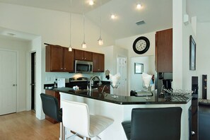 Frigorifero, microonde, forno, piano cottura