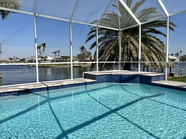 Lämmitetty uima-allas