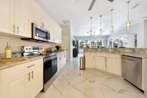 Jääkaappi, mikroaaltouuni, uuni, liesi