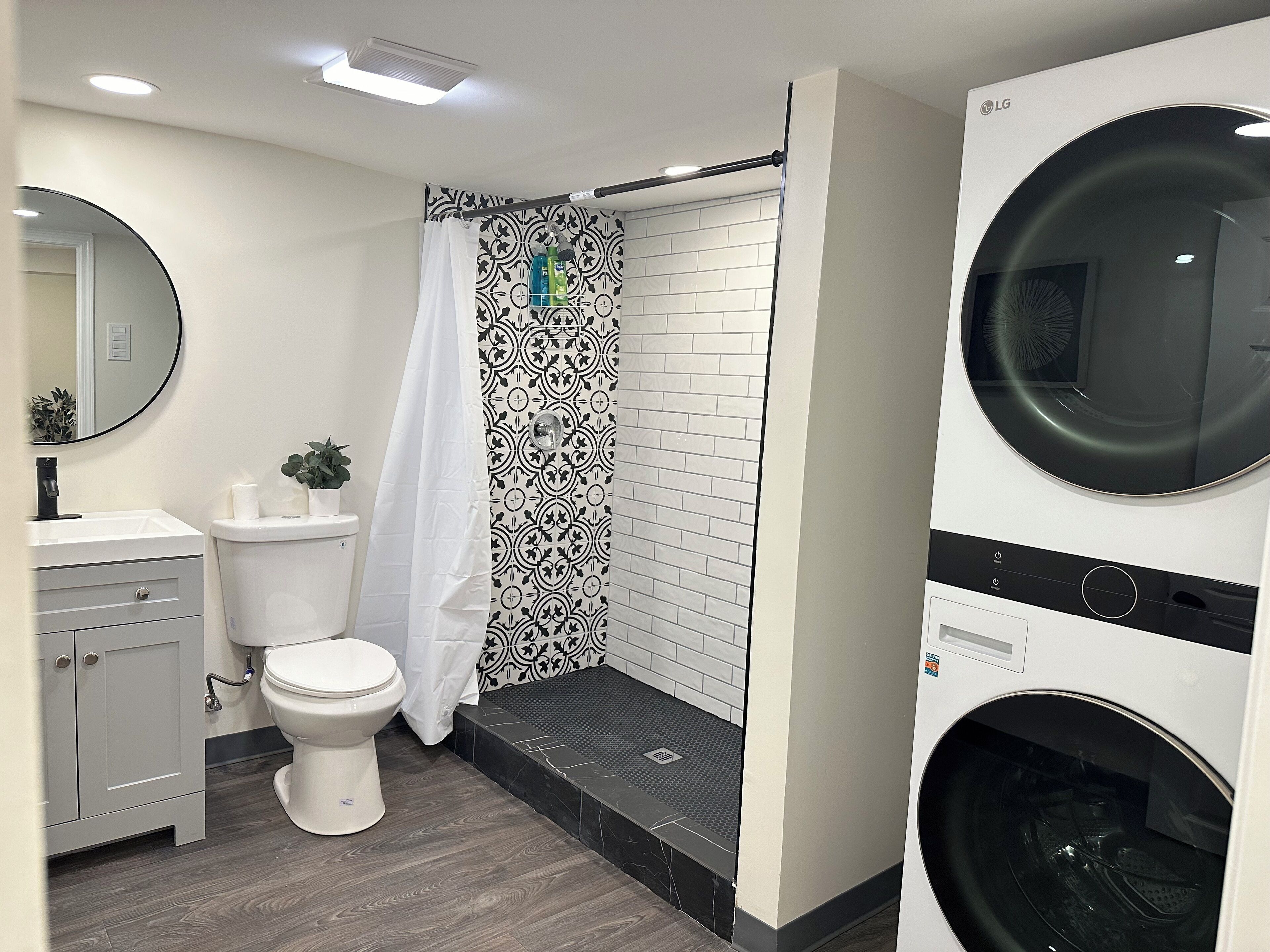 Dusj, hårføner, håndklær og såpe