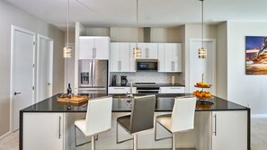 Fridge, microwave, oven, stovetop - Villa Sunny Place - Family, Friends, and Fun (CAPE CORAL)