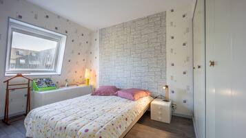 2 slaapkamers, een strijkplank/strijkijzer