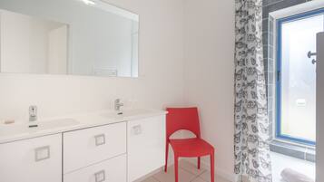 SĂšche-cheveux, serviettes fournies