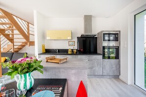 Kjøleskap, mikrobølgeovn, ovn og oppvaskmaskin