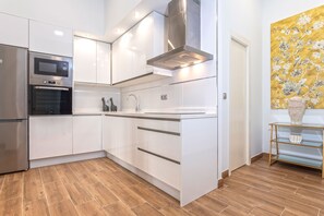 Jääkaappi, mikroaaltouuni, uuni, astianpesukone