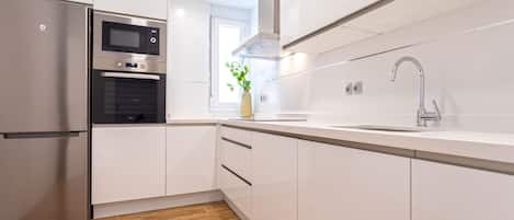 Een koelkast, een magnetron, een oven, een vaatwasser