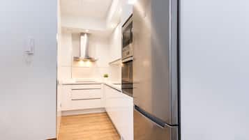 Frigorífico, microondas, horno y lavavajillas