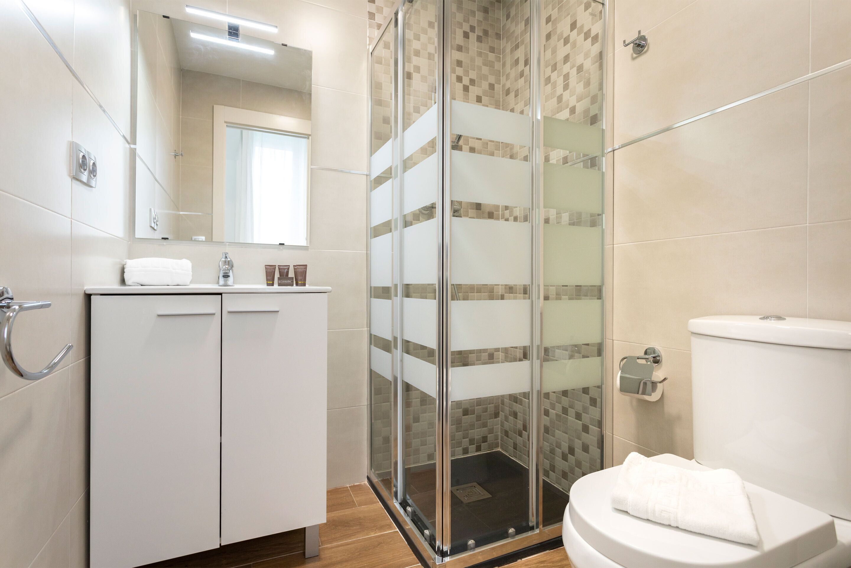 Een douche, een haardroger, handdoeken