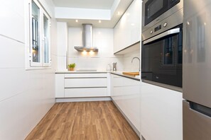 Jääkaappi, mikroaaltouuni, uuni, astianpesukone