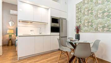 Een koelkast, een magnetron, een oven, een vaatwasser