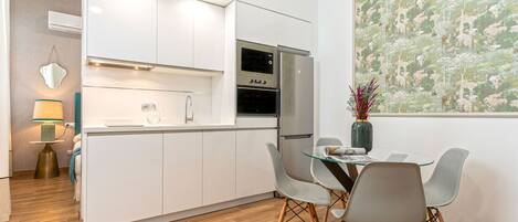 Réfrigérateur, micro-ondes, four, lave-vaisselle