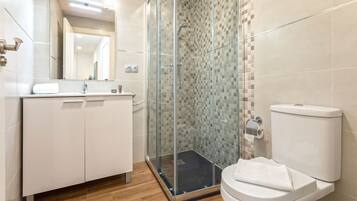 Een douche, een haardroger, handdoeken