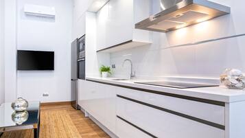 Een koelkast, een magnetron, een oven, een vaatwasser