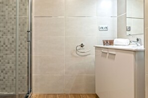Dusche, Haartrockner, Handtücher