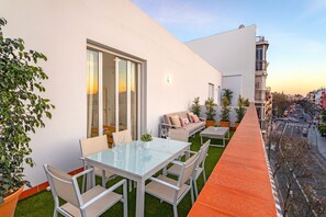 Outdoor dining - Magnificent 2 BD Duplex with private terrace. Recaredo IX (Seville)