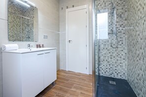 Shower, hair dryer, towels