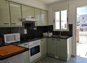 Een koelkast, een microgolfoven, een oven, een kookplaat