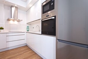 Jääkaappi, mikroaaltouuni, uuni, astianpesukone