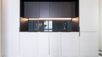 Een koelkast, een microgolfoven, een koffiezetapparaat/waterkoker