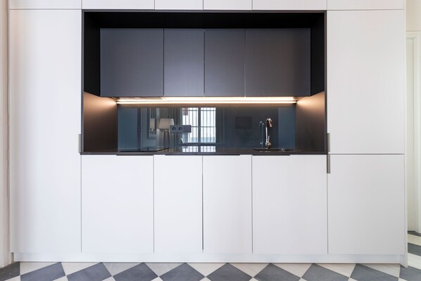 Een koelkast, een magnetron, een koffiezetapparaat/waterkoker