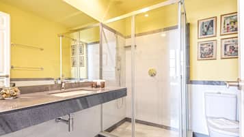 Dusche, Haartrockner, Handtücher