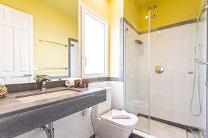 Ducha, secador de pelo y toallas