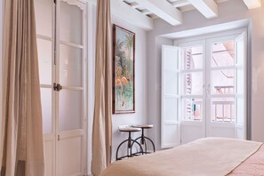 1 slaapkamer, een bureau, een strijkplank/strijkijzer, wifi