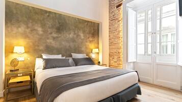 2 dormitorios, escritorio, tabla de planchar con plancha y wifi