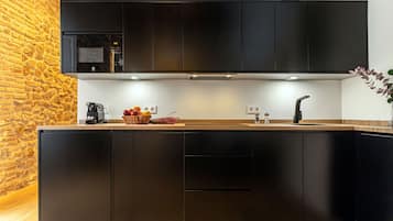 Een koelkast, een microgolfoven, een vaatwasser