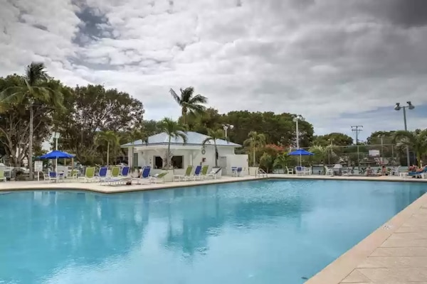 Una piscina al aire libre, una piscina climatizada