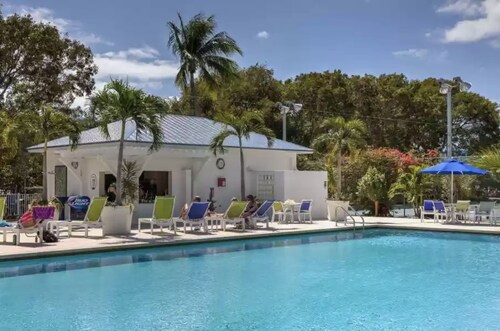 Castaway Key - Oceanfront Condo with Double Balconies & Marina Access