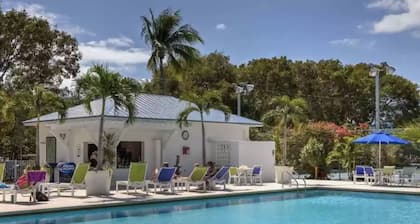 Castaway Key - Oceanfront Condo with Double Balconies & Marina Access