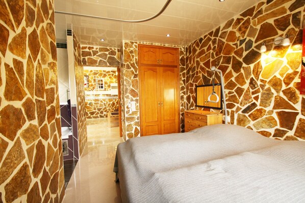 4 bedrooms, in-room safe, iron/ironing board, free WiFi