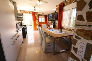 Fridge, microwave, oven, stovetop - Vacation resort Costa Blanca, top natural stone resort by the sea (Els Poblets/Alicante, Comunidad Valenciana)