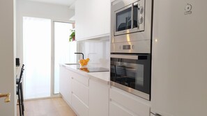 Een koelkast, een microgolfoven, een oven, een vaatwasser