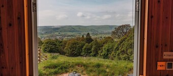 Peak District Shepherds Hut with incredible views