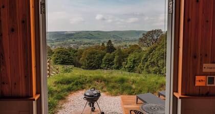Peak District Shepherds Hut with incredible views