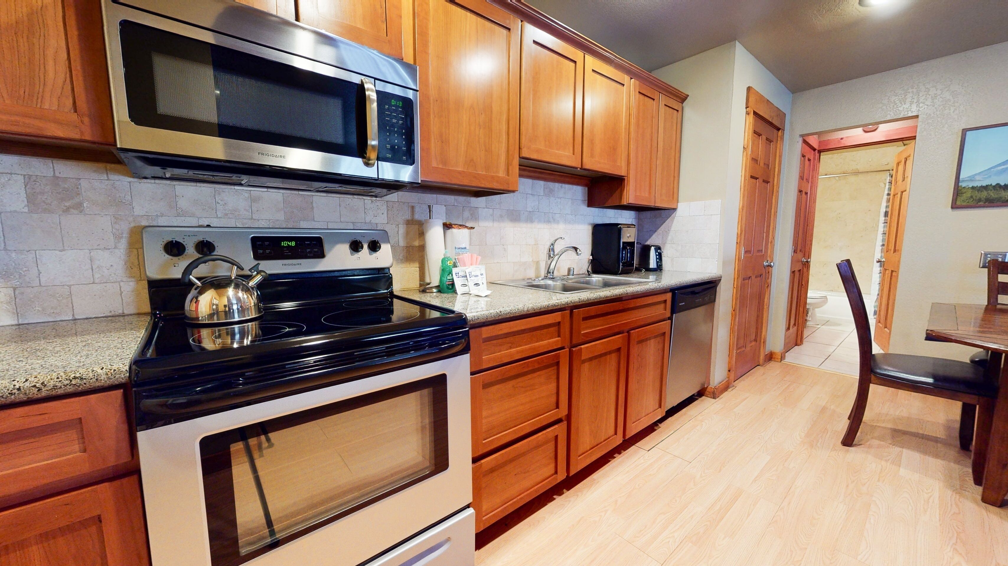 Kylskåp, mikrovågsugn, ugn och diskmaskin